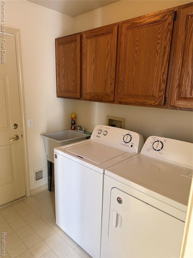 Building Photo - 39484 Village Run Dr