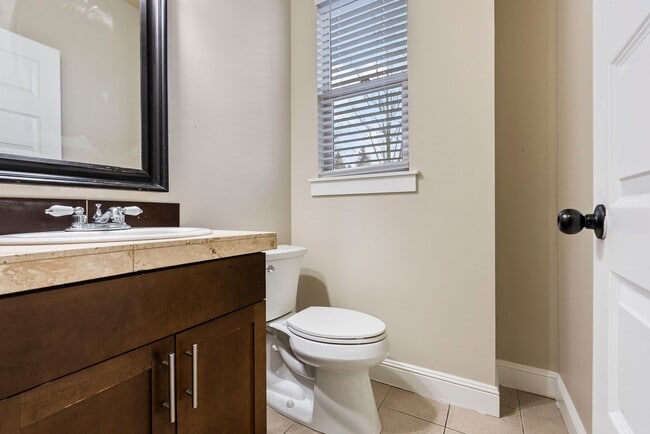 Building Photo - 3BR/2.5 Bath Townhome