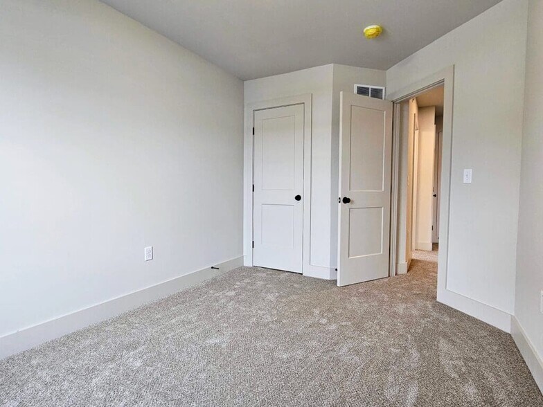 Building Photo - 950 N 9th St