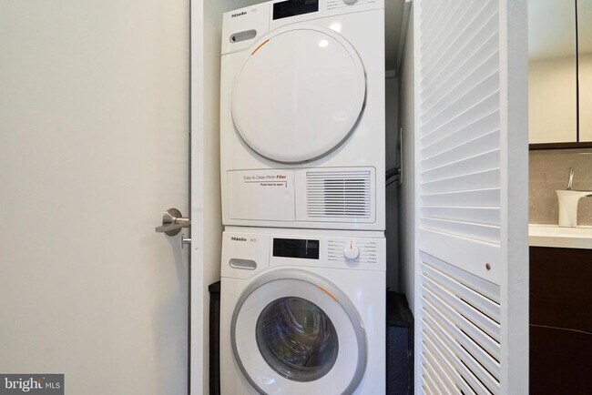 Building Photo - 1800 Old Meadow Rd