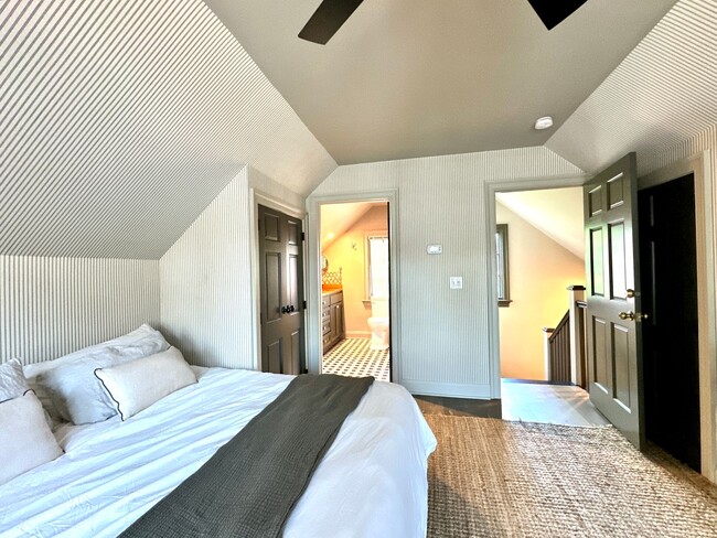 Building Photo - 3 Bedroom 2.5 Bath House in the hip Elliot...