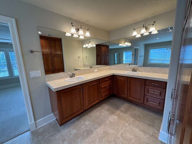 Building Photo - 4 Bedroom - 2 1/2 Bath Tualatin Home