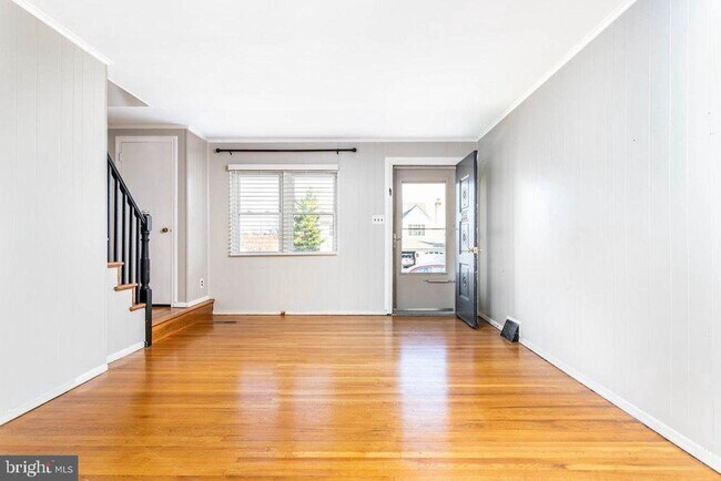 Building Photo - 355 W 12th Ave