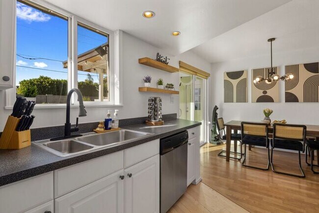 Building Photo - COMING SOON! Fully Furnished 3 Bedroom 3 Bathroom Home in Old Town Scottsdale