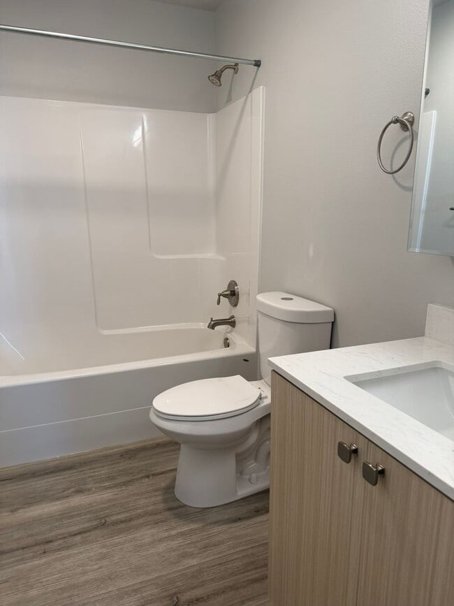 Building Photo - Gorgeous Pet Friendly Three Bedroom Lebano...