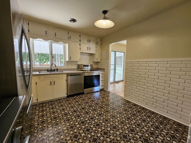 Building Photo - Charming 3-Bedroom Home Across from UCCS –...