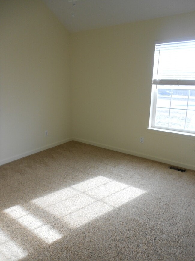 Building Photo - Duplex with a Fenced in Backyard!