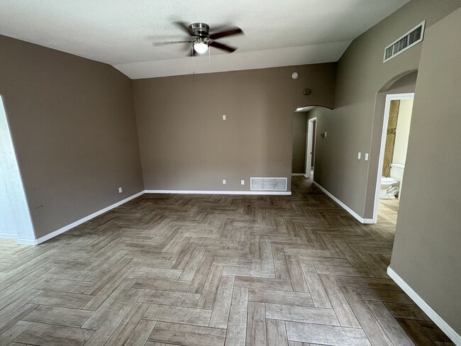 Building Photo - Great eastside location four bedrooms