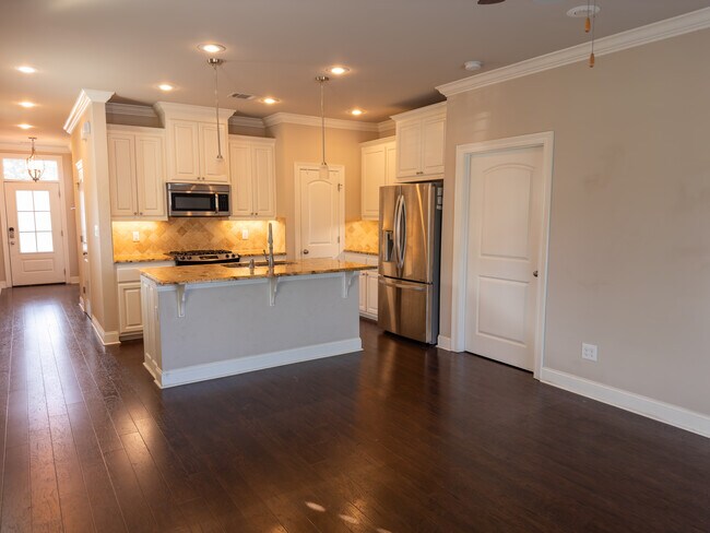 Building Photo - 2167 Shadowbrook Dr