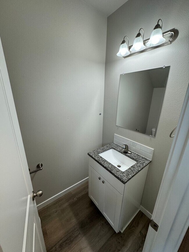 Building Photo - Stunning 3-Bedroom Home with Modern Comforts in a Quiet Neighborhood