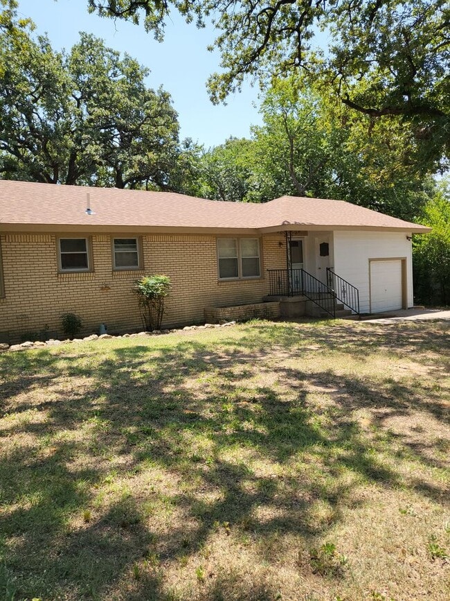 Building Photo - 304 E Ellen Ave