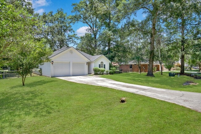 Building Photo - Spacious 3 Bedroom home