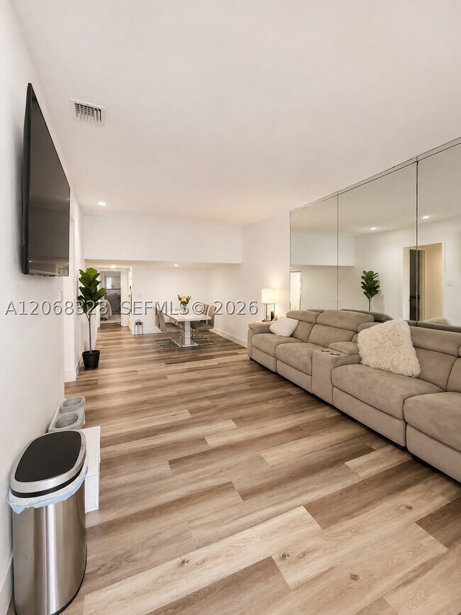Building Photo - 9139 Fontainebleau Blvd