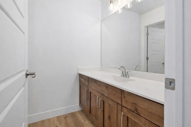 Building Photo - 4-Bed Stand Alone Home! 6+ Month Lease