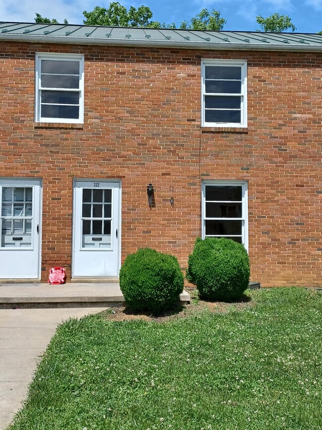 Building Photo - 222 E Whitlock Ave