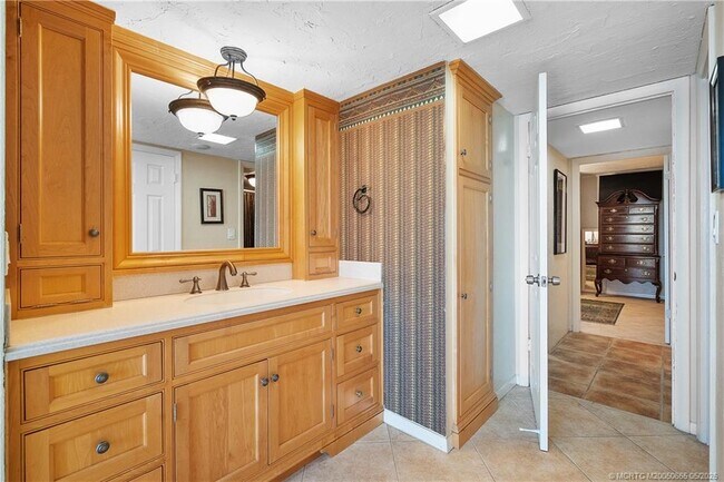 Building Photo - 10410 S Ocean Dr