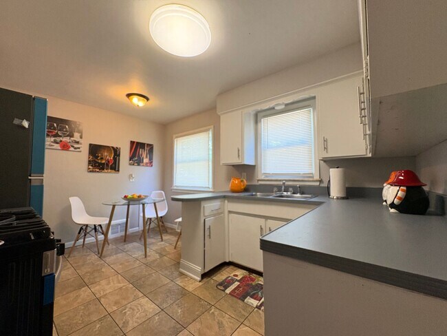 Building Photo - Completely Renovated 3 Bed - 2 Full Bath Cape Cod for Rent!