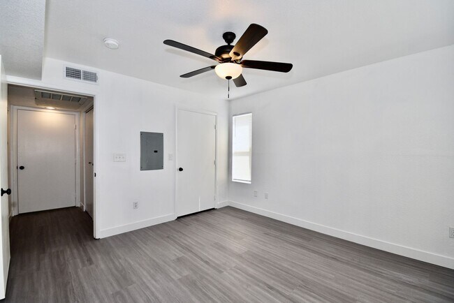 Building Photo - Move-In Ready Upgraded 1 Bed • 1 Bath Cond...