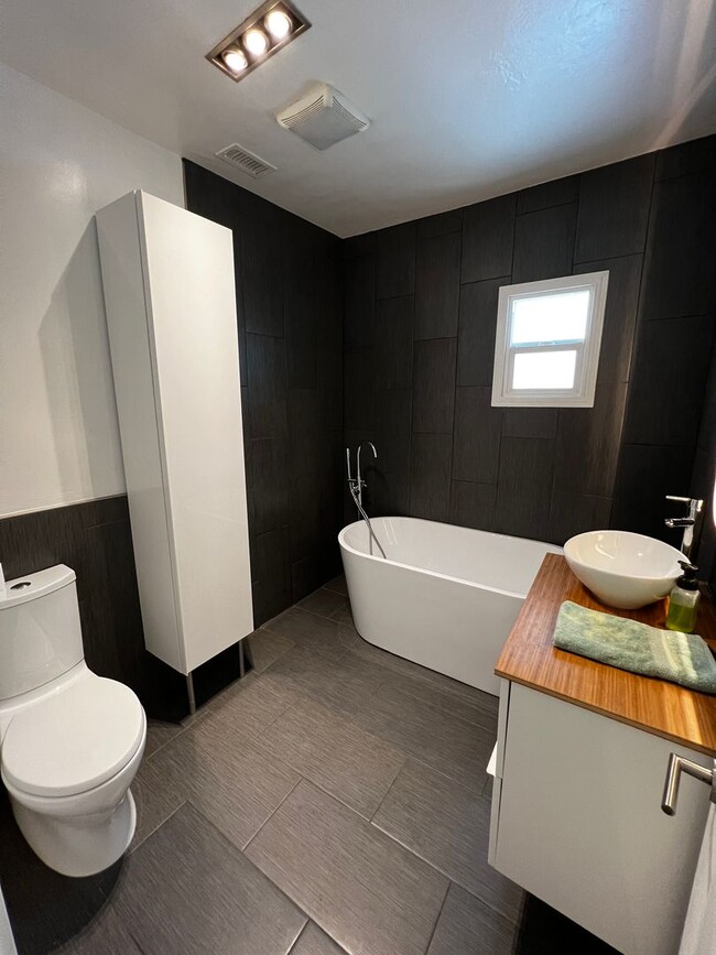 Building Photo - Gorgeous 3 bedroom 2 bedroom cottage near ...