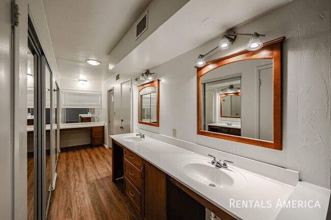 Building Photo - 4824 N Woodmere Fairway