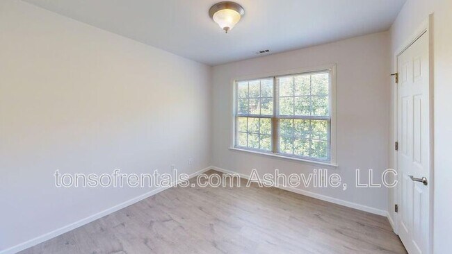 Building Photo - 33 Mallard Run Dr