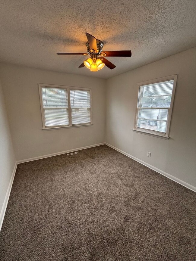 Building Photo - Spacious 3 Bedroom Home in South Council B...