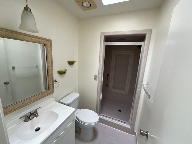 Building Photo - 4050 Linwood Dr