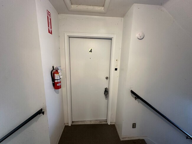 Building Photo - Updated 2 bed 1 bath apartment in the heart of Speedway