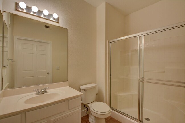 Building Photo - Beautiful 2BR / 2BA Renovated / Modern Condo In A Gated Complex.