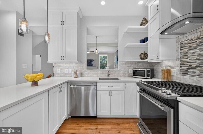 Building Photo - 122 Sanborn Pl