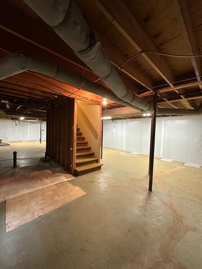 Building Photo - Available now,  3/2 with large unfinished basement, in University Heights
