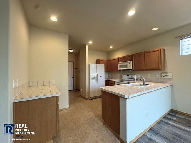 Building Photo - 3BR Silver Creek Home w/ Loft, Fireplace & 2-Car Garage!!
