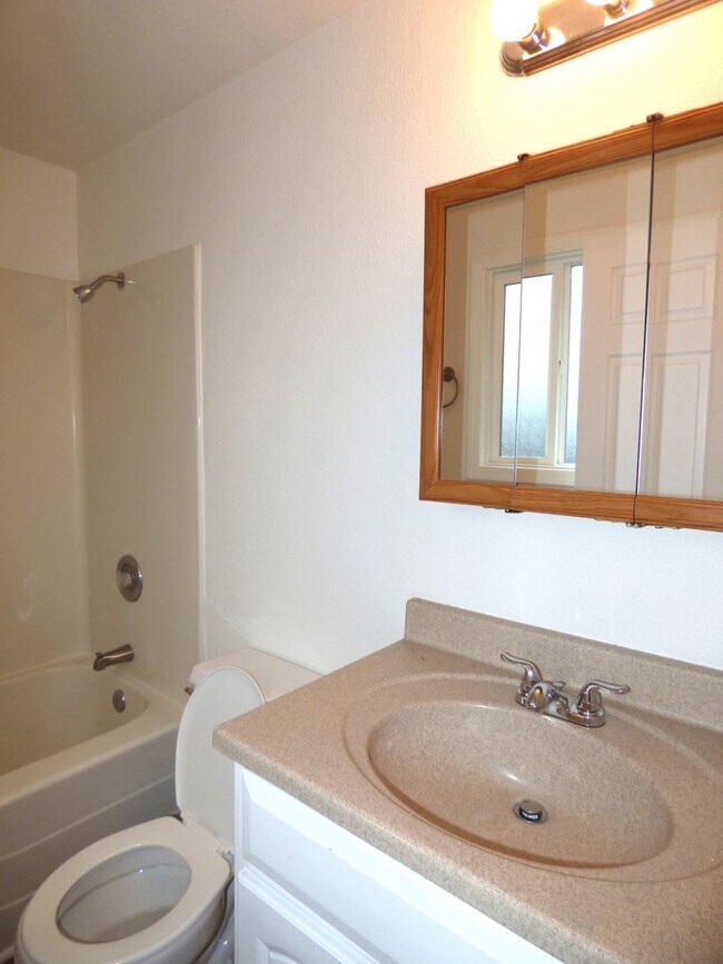Building Photo - 986 Eastwind Ct N