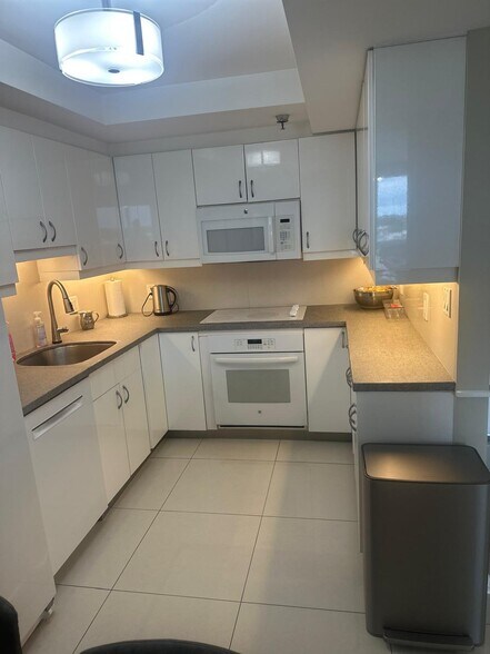 Building Photo - 20505 E Country Club Dr