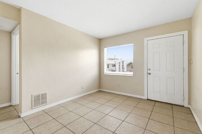 Building Photo - Updated 2-bedroom apartment in St. Petersburg offering 650 square feet of refreshed living space ...