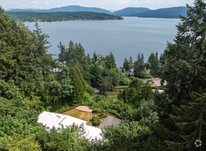 Building Photo - Stunning 4 bed home with Lake Sammamish Vi...