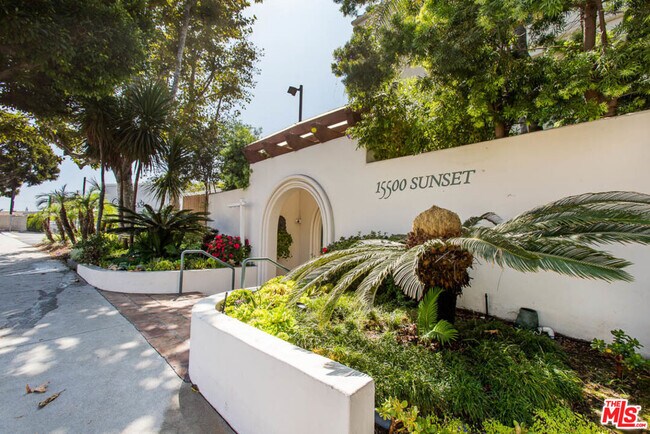 Building Photo - 15500 Sunset Blvd