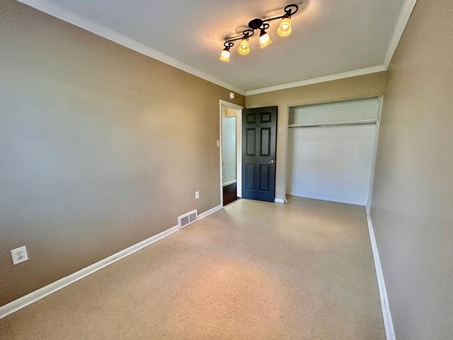 Building Photo - Spacious 4-Bedroom Home in Lancaster