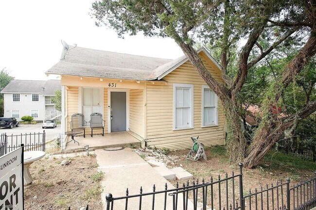 Building Photo - "Charming 2-Bed Oasis in San Marcos - Cozy 825 Sq Ft Home on Lindsey St!"