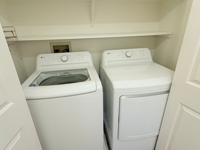 Building Photo - Spacious 4BR/3BA Two-Story Home Near Sabino Canyon