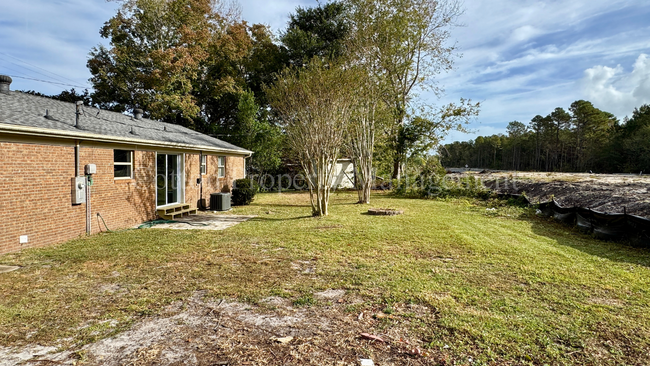 Building Photo - 3BR/1.5BA - Just off Carolina Beach Road i...