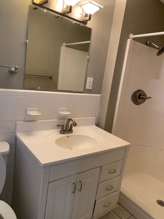 Building Photo - Cute one level home inside the Loop