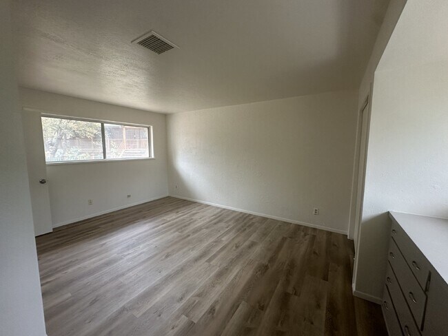 Building Photo - "Charming 2-Bed Retreat with Fireplace & Modern Comforts in Prescott, AZ!"