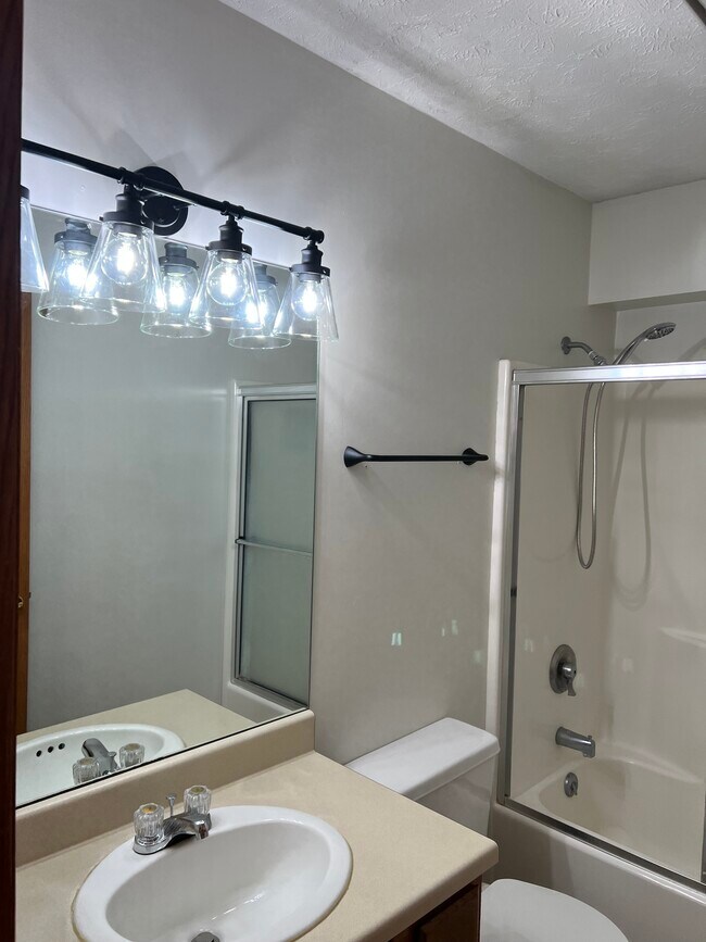 Building Photo - 2122 W 6th St