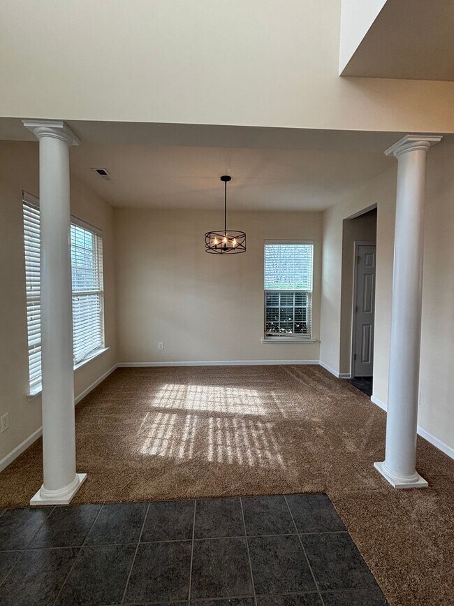 Building Photo - Spacious End Unit 3BR/2.5BA Townhouse