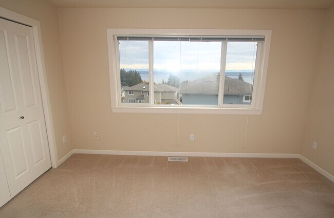 Building Photo - UPDATED CHAFFEY 4 BEDROOOM KINGSTON HOME F...