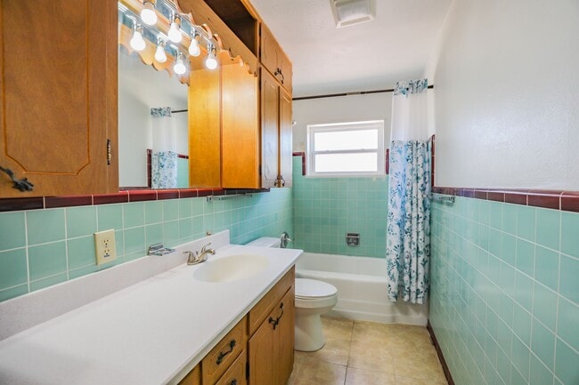 Building Photo - Roomy 3 Bedroom Home with Two Living Spaces