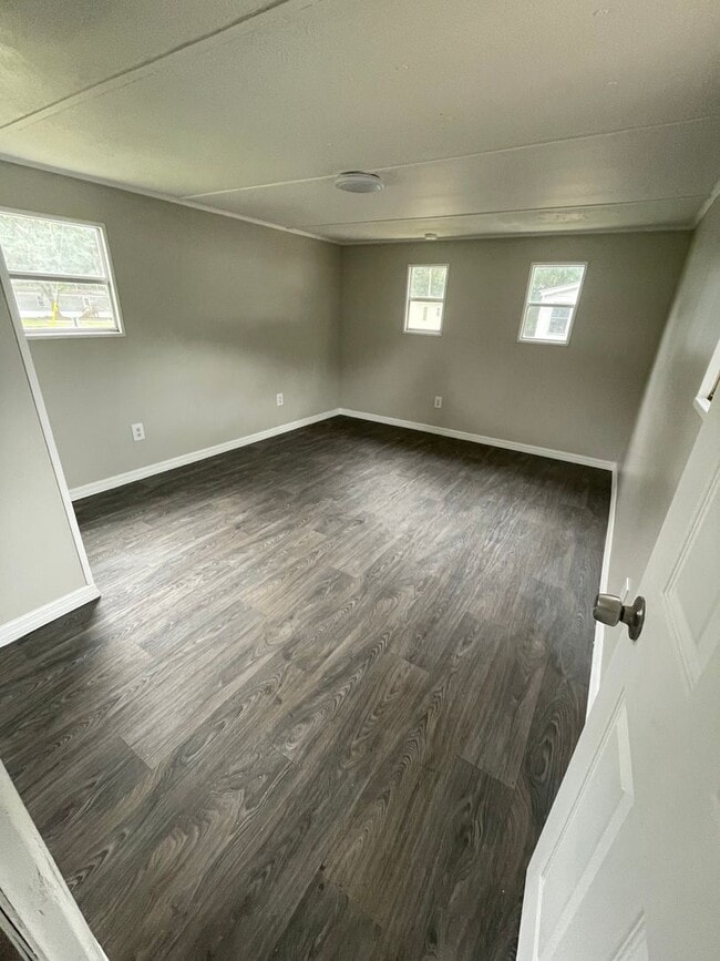 Building Photo - **FREE RENT ** Welcome Home to Silver Lake