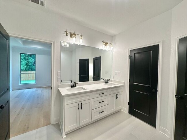 Building Photo - Available Now! Luxurious 3 Bedroom 2 Bath ...