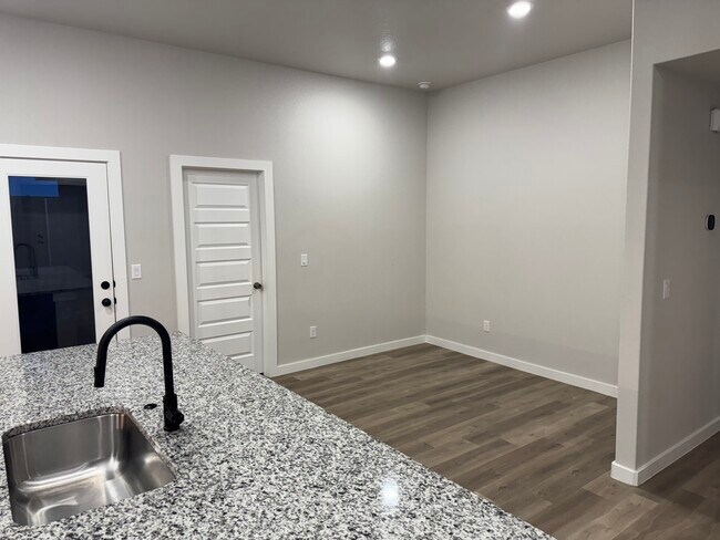 Primary Photo - 400 Panhandle Dr